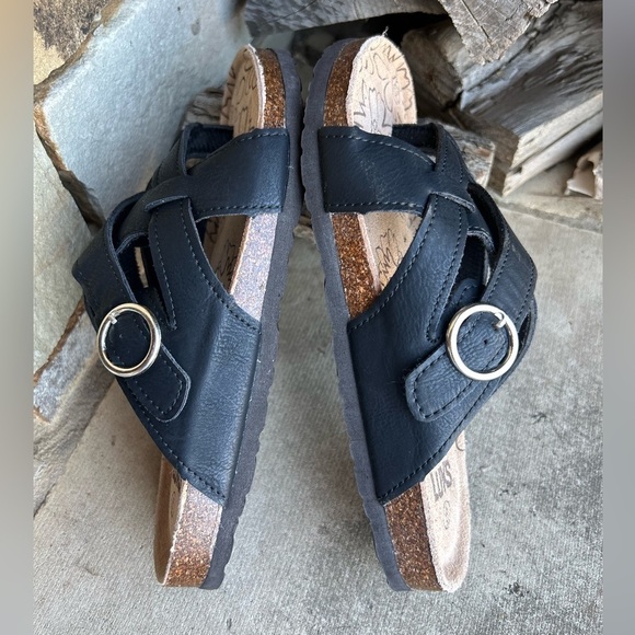 Muk Luks Black Criss-Cross women’s Sandals NWOB Sz-6. I - Picture 3 of 7